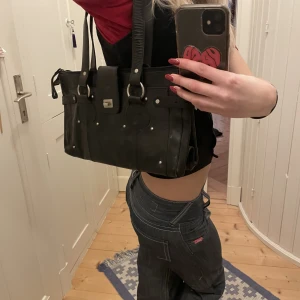 Handväska  - Söt svart handväska i fejkläder! Väldigt rymlig och i helt oanvänt skick 💕 säljer för att den inte kommer till användning! Frakt tillkommer 