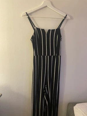 Jumpsuit - Jumpsuit från Bershka, köpt i London. Använd 2-3 gånger.  I nyskick 