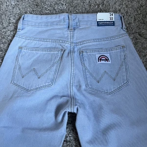 Jeans - Säljer desse as snygga jeansen från wragler jag fick i julklapp men tyvärr är de lite förstora😭 alldrig använda och lappen är kvar! Köpta för ca 1000kr så väljer att sälja för 600kr pris kan dock disskuteras vid snabbt köp!