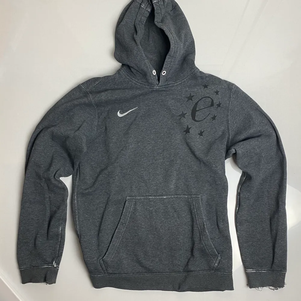 Nike hoodie med custom drain motiv design  Kvaliten e lite distressed (med mening)  Grå och snygg ☆. Hoodies.