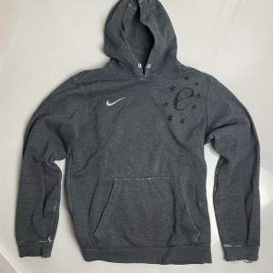 Nike hoodie med custom drain motiv design  Kvaliten e lite distressed (med mening)  Grå och snygg ☆