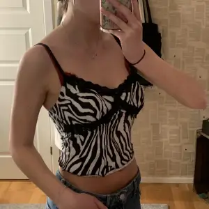 En jätte söt zebra topp/linne🖤Köpte på Plick för ett tag sen och den har inge kommit till stor användning dör av säljer jag den🖤väldigt bra skick🖤kontakta mig vid intresse🖤