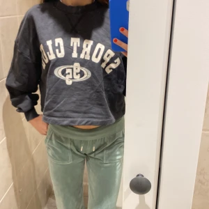 Tröja - Säljer denna fina tröja. Det är en slags magtröja som verkligen är jättebekväm och skön. Den har mjukt material inne i sig och kan värma en bra. Passar för alla årstider tycker jag. Den är riktigt snygg också.