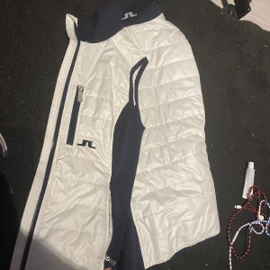 Väst  - Väst som jag knappt har använt. Endast på golfbanan.