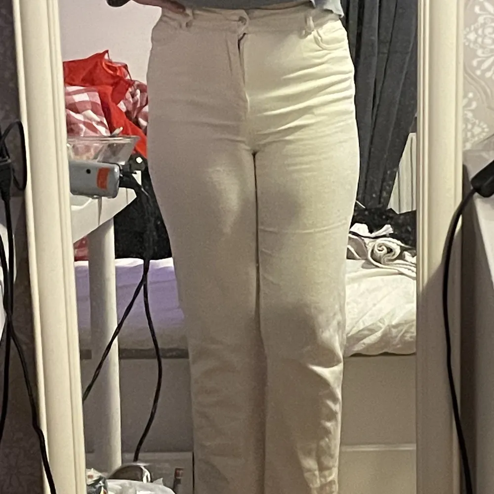 Dessa as sköna fina jeans säljer jag nu då dom är lite för korta för mig, jag är 1,68. Dom har en lila liten fläck på sig.. Jeans & Byxor.