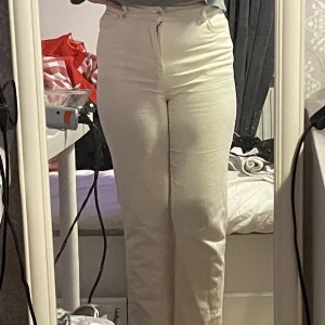 Gräddvita jeans - Dessa as sköna fina jeans säljer jag nu då dom är lite för korta för mig, jag är 1,68. Dom har en lila liten fläck på sig.