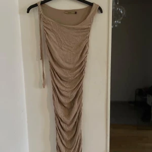 Draperad klänning! - Fint skick! inget att anmärka.  ❤️Draperad klänning i stretchigt material. Storlek XS/S. 50kr