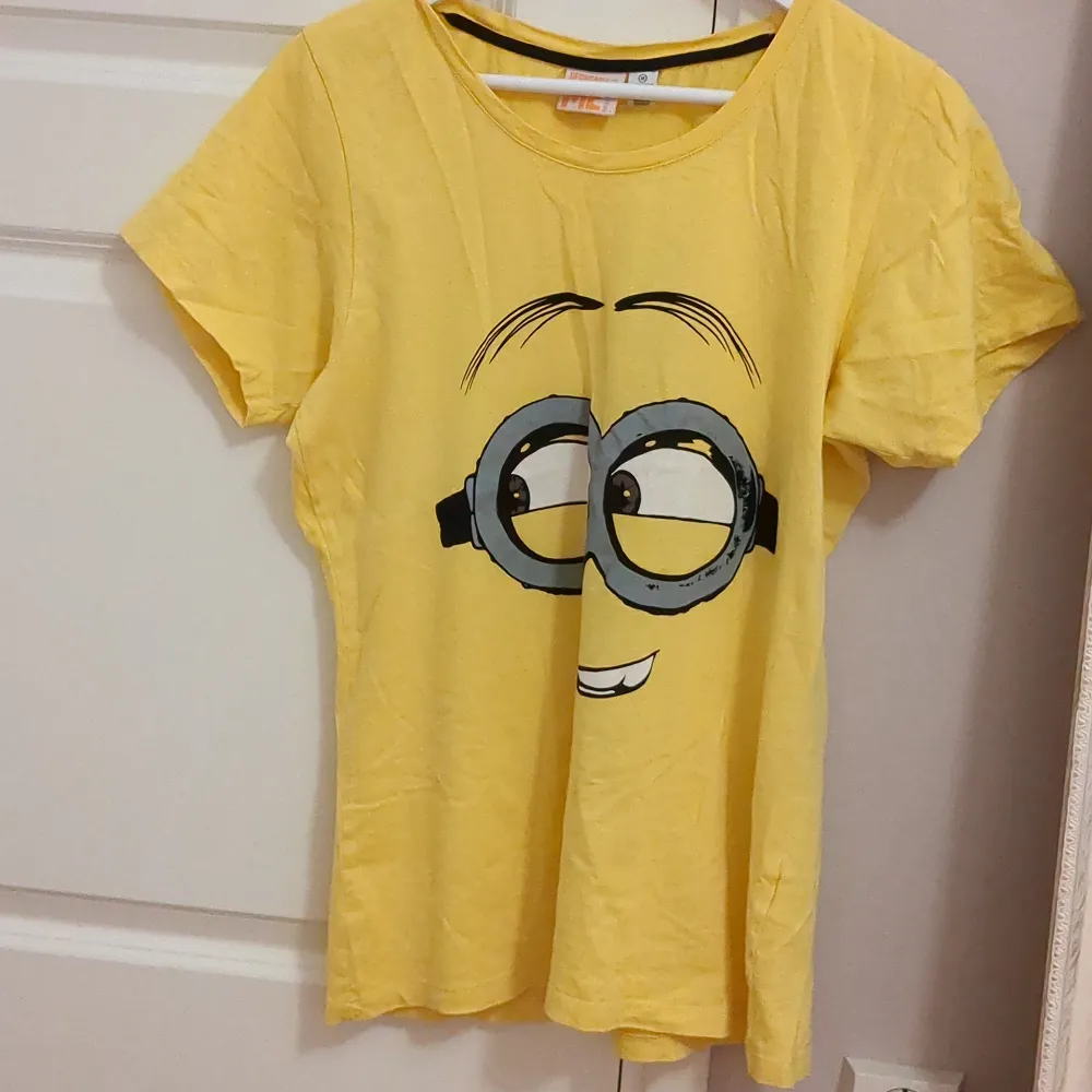 Säljer min jätte roliga minion tröja. Den ska vara ganska oversized.😁 Använt typ 2 gånger💙 pris kan diskuteras 🤭. T-shirts.