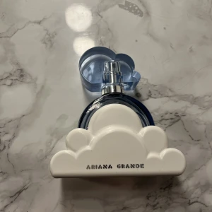 Ariana grande parfym - Ariana grandes parfym clouds, nästan oanvänd 30ml
