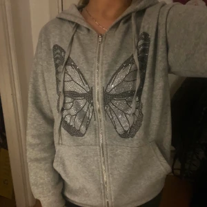 Hoodie med luva  - Supermysig tröja från shein, storlek s, sitter fint oversize. Knappt använd, så i perfekt skick. 100kr 🤍