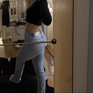 Jeans bershka  - SÅ SNYGGA jeans från bershka i strl 36! Långa i benen med slits nertill, jag är 171 cm lång! 💕 stretchiga så passar även 38!! Formar kroppen perfekt. Använda 2-3 gånger så i superbra skick! Inga slitningar nertill 🥺