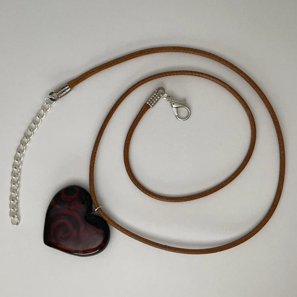 Handgjord halsband. Hjärtat är gjort av polymer lera, målad med akrylfärg och täckt med UV resin! . Accessoarer.
