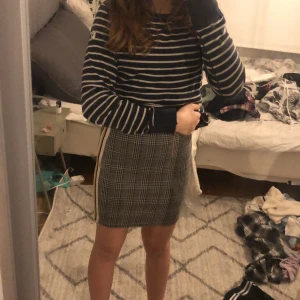 Cubus kjol randig  - Supersnygg kjol från Cubus. Storlek 11/12 år (146/152). Jag är 159 cm. 