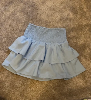 Volangkjol  - Fin Volangkjol från Young gina som är bra skick❤️ frakt är ca 60kr