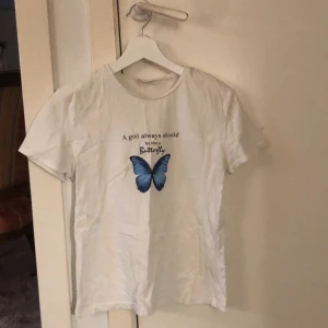 vit tröja  - använd ett fåtal gånger, nytt skick. 