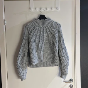 Grå stickad tröja  - Bara att skriva om fler bilder eller mått önskas ☺️