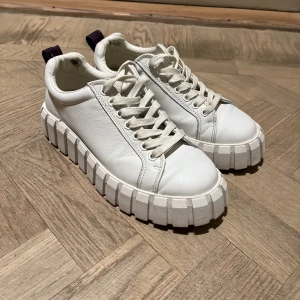 Eytys odessa sneakers strl 39 - Säljer mina eytys odessa sneakers i vitt skinn😍🤍Har bara använt ett par gånger, men får tyvärr för mycket skavsår så måste göra mig av med dom😭 Har tyvärr inte tillgång till skorna nu men vid intresse kan jag självklart skicka fler bilder💖