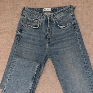 Jeans, Zara! Strl 36 - Jeans från Zara! Har krympt lite i tvätten, och lossnat lite på ena sidan (där man har i bältet?) så skulle säga liiite mindre än strl 36 just nu. Tyvärr för små för mig :(