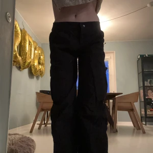 Cargo byxor - Super fina cargo byxor aldrig använda så i nytt skick! Storlek 34 men de är resår i midjan så de kan bli större. Postar bara skriv om du är intresserad snabb affär💗