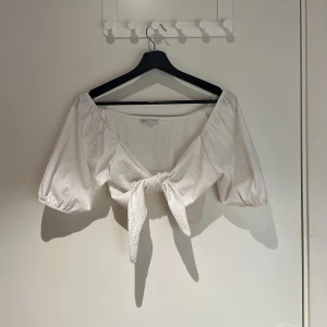 Vit topp - Bara att skriva om fler bilder eller mått önskas ☺️