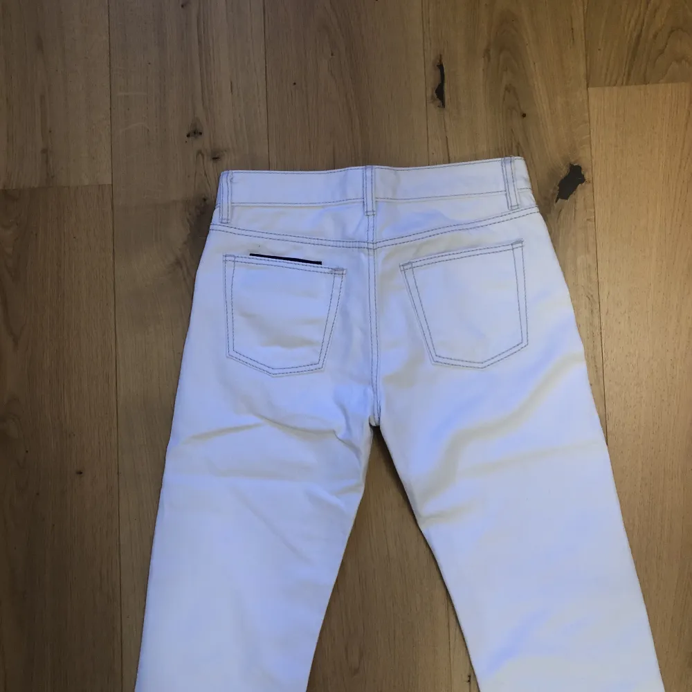 Helt nya eytys jeans cypress i kall vit/blå färg. Strl 30/34, små i storleken, passar dig som har dam 38 i jeans. Jeans & Byxor.