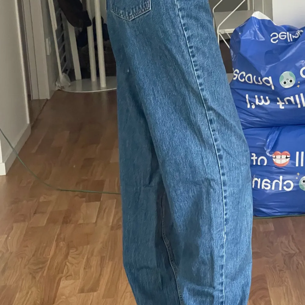 Skit snygga straight jeans från Gina i stl 32 men passar mig som har stl 36! Högmidjade som ni ser på bilden och som nya ❤️. Farkut & Housut.