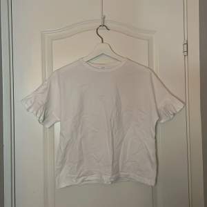 Säljer nu denna jättefina och jätte trendiga Zara volang T-shirten då den är för liten för mig!💞 tröjan ser skrynklig ut men det stryker jag innan postning!💞💞