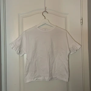 Vit Zara volang T-shirt!🤍💞  - Säljer nu denna jättefina och jätte trendiga Zara volang T-shirten då den är för liten för mig!💞 tröjan ser skrynklig ut men det stryker jag innan postning!💞💞