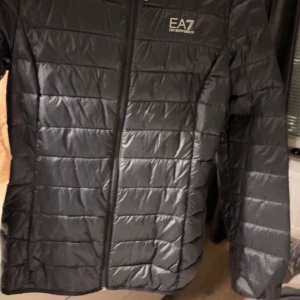 Armani jacka  - Armani jacka, använd ett par gånger. Storlek Xs. Mörk blå med luva. Inget fel på den precis som ny!