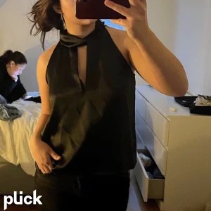 Blus - Denna fina blus, använt 1 gång på en restaurang tycker inte den passade mina breda axlar så säljer vidare, jätte bekväm att ha på Sig kommer från zara❤️