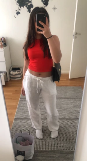 Vita linne byxor - Köpte utomlands. Är 155❤️ lågmidjade och superfina❤️ byxorna är i äkta linnen så perfekt för sommaren.  NU ÄR DET BUD, JUST NU LIGGER BUDET PÅ 400kr