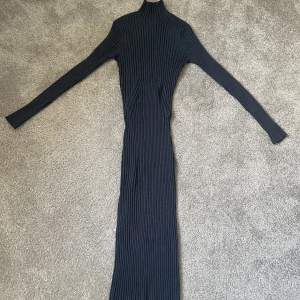 Jättefin klänning ifrån NORR. Den kommer tyvärr inte till användning och är endast använd någon enstaka gång. Inköpt på NK för ca 2 år sedan. 🤍