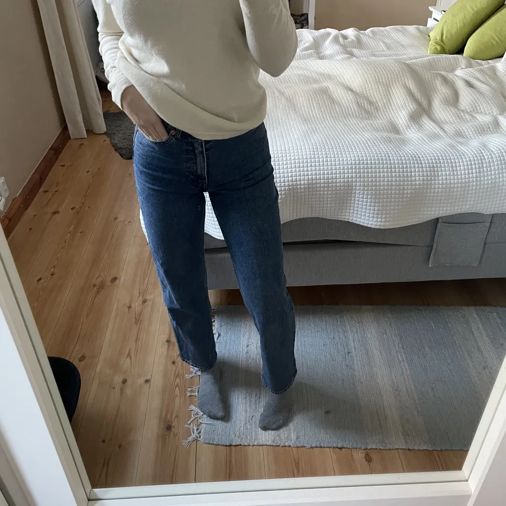 Superfina knappt använda jeans då jag har för långa ben för dem men bara något men såpass att jag stör mig. Jätte fin kvalitet💕. Jeans & Byxor.