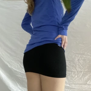 Kort svart kjol - Kort svart tajt kjol som är väldigt strechig!! 