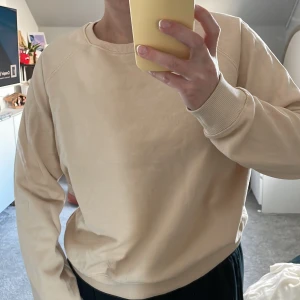 College tröja - Beige/ Peach färgad college tröja. 