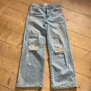 Ett par blå jeans som är i jätte bra skick. Har tröttnat på dom och har bara använt dom 1 gång. Köpte dom för 200 kr och säljer dom för halva priset. (Tvättas innan)