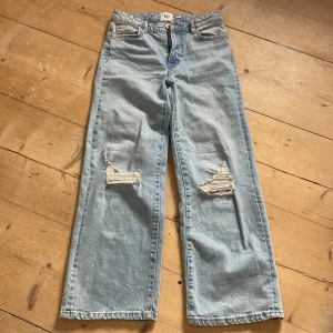 Jeans - Ett par blå jeans som är i jätte bra skick. Har tröttnat på dom och har bara använt dom 1 gång. Köpte dom för 200 kr och säljer dom för halva priset. (Tvättas innan)