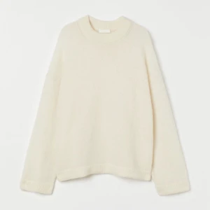 H&M crèmevit tröja i mohairblandning från H&M - Stickad tröja i mohairblandning med en overzied fit. Supersnygg och mysig men tyvärr lite för hög i halsen för min smak. Är hel och fin och tänker att man kan köpa den direkt för 500 kr + frakt då den är helt slutsåld! Skickas inte förrän den 13/1 🤍