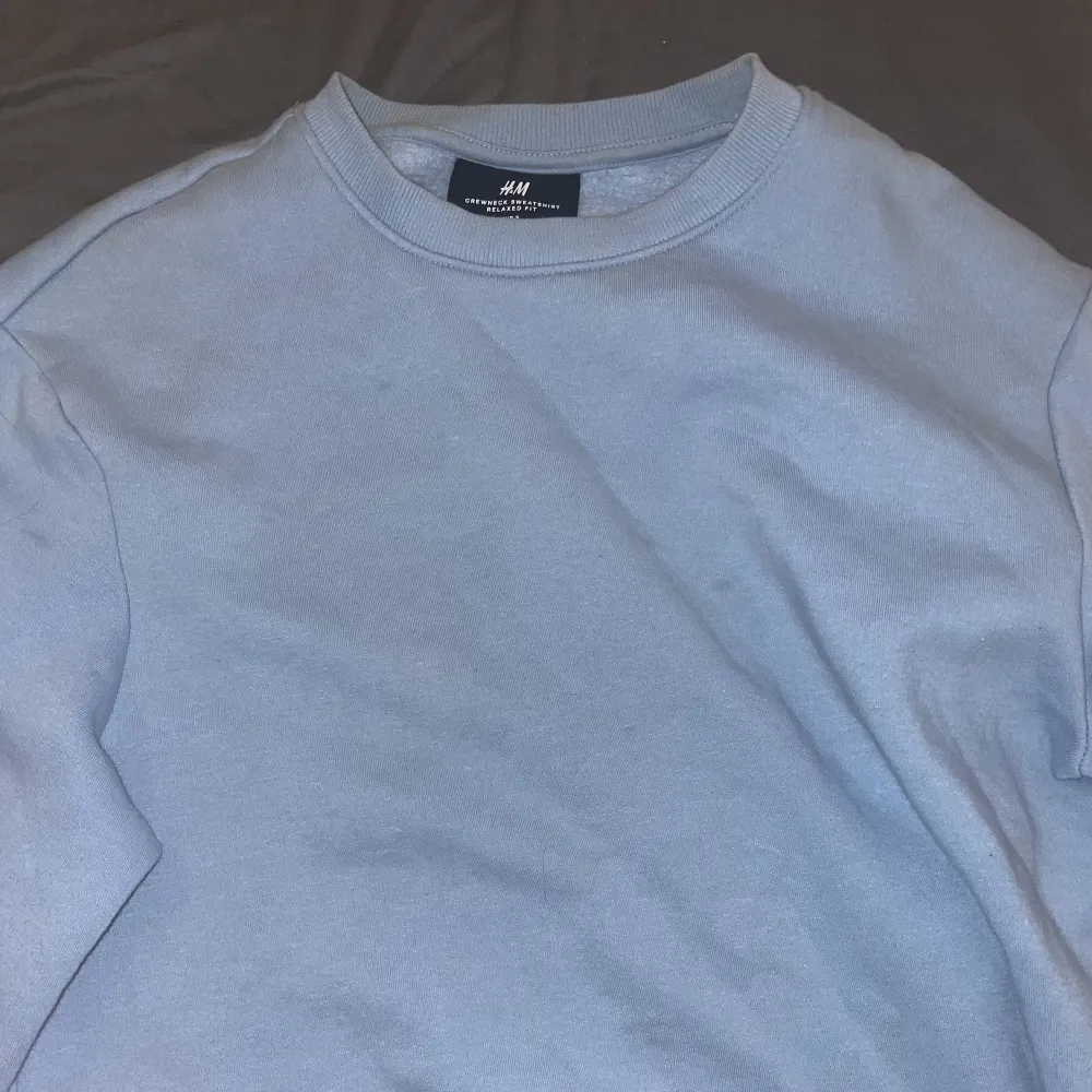 sweatshirt från hm, storlek s i herrmodell. färgen är som andra bilden 💛. Tröjor & Koftor.