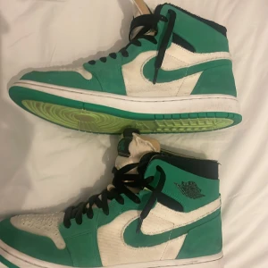 Jordan 1 high Stadium Green - Jordan 1s Stadium Green. I princip nya, använda ett fåtal gånger. Köpta för 2500kr Kostar nu 2500kr Säljer för 1500kr