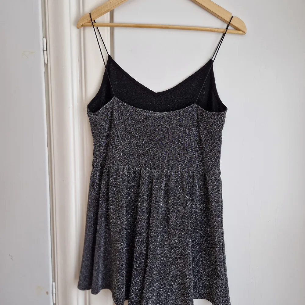 Jumpsuit/romper/byxdress från H&M Divided.  Helt ny och oanvänd! Svart bas med silverglitter. Passar M/L 40-42. Shorts.