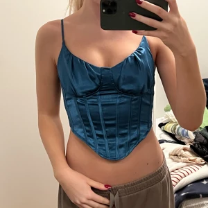 Fest topp - En härlig fest topp i en ”skinande” blå färg. Aldrig använd. Bra att ha när man vill klä upp sig lite. 80kr + frakt