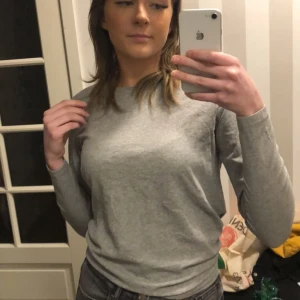 Säljer grå tröja  - Säljer en grå pyjamas tröja me går att använda som vanlig tröja också som jag har gjort,säljer för att den inte kommer till användning längre tyvärr, använd några gånger och fint skick! 💗