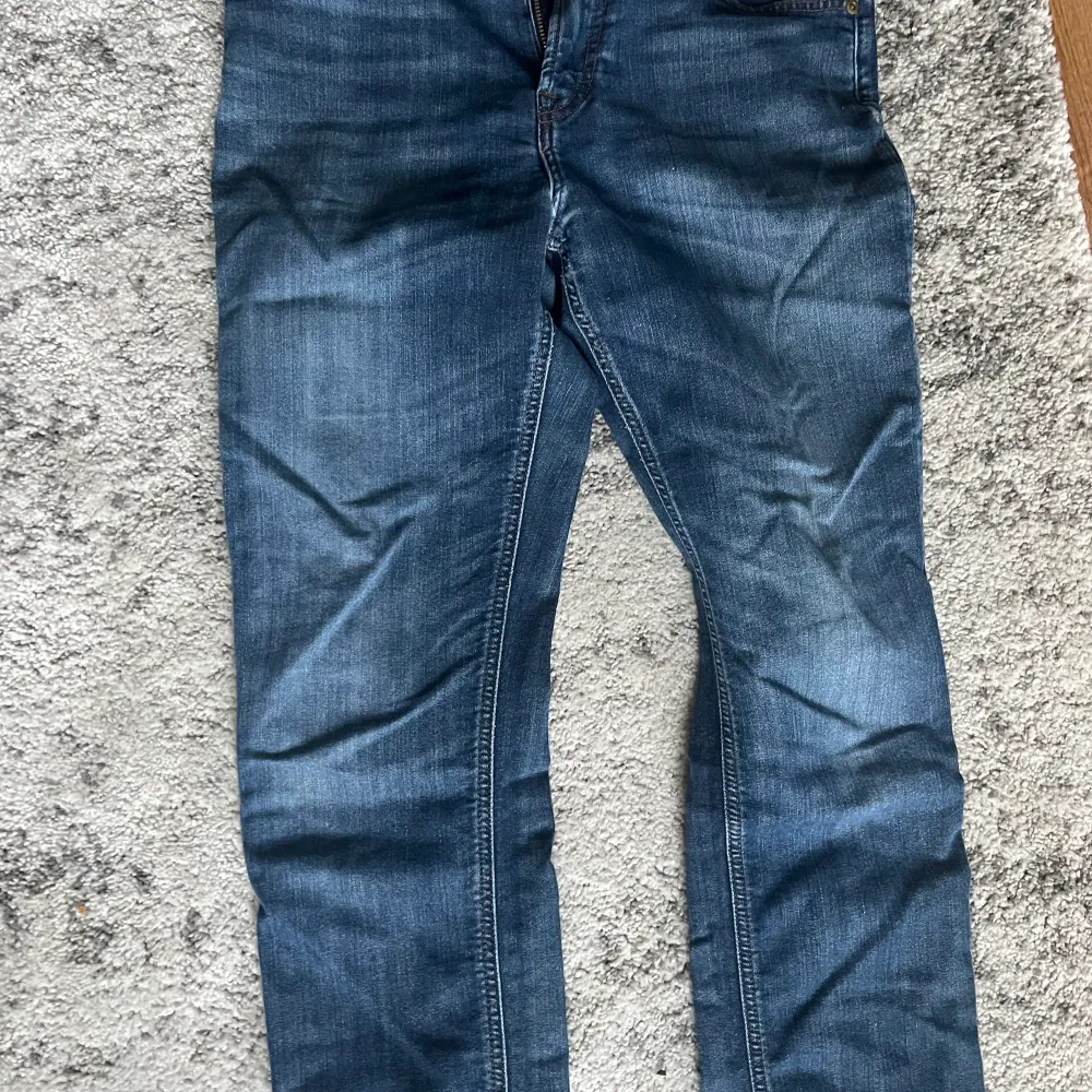 Sköna och stretchiga jeans i storlek 30/32 Skick: 7/10, de är välanvända men de är fortfarande i väldigt bra skick trots det. Jeans & Byxor.