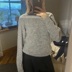 Stickad tröja - Säljer min gråa stickade tröja från Carin Wester. Den är i bra kvalitet och tvätta flera gånger men inte nopprat sig🥰🥰