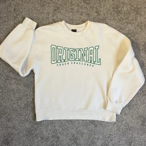 Sweatshirt  - Vit tröja från ginatricot. Fint skick med en jätteliten fläck, kan gå att få bort men har ej testat. 