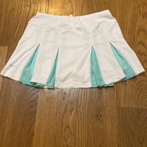 Padelkjol Artengo - Säljer denna snygga och sköna padelkjol, eller tenniskjol om man vill, då den blivit för kort för mig. Köpt på decathlon i deras eget padel o tennis märke Artengo. Använd, inga skador. Inga bollfickor men funkar utmärkt att stoppa upp bollarna i shortsen.