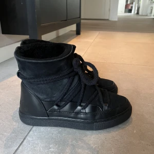 Inuikii skor - Säljer nu mina väldigt fina inuikii skor då jag ska flytta utomlands och tror inte jag kommer få någon mer användning av dom. Väldigt fint skick och inte använda många gånger. 