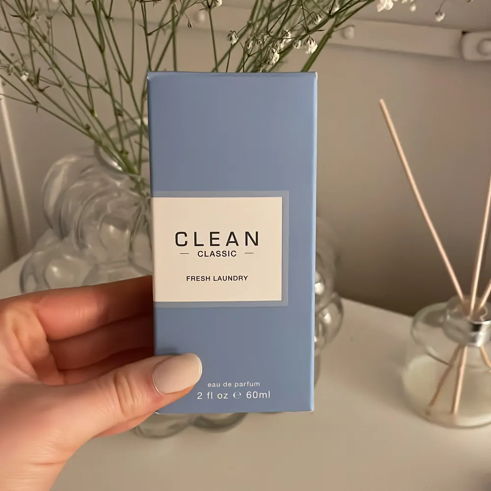 Helt ny Clean perfym ”fresh laundry” 60 ml väldigt fräsch doft, säljer då jag fick två i julklapp. Ord pris 500 kr säljer för 350 men pris kan alltid diskuteras:). Parfym.