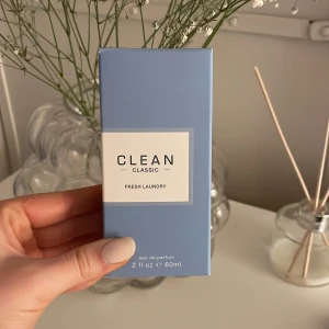 Clean parfym - Helt ny Clean perfym ”fresh laundry” 60 ml väldigt fräsch doft, säljer då jag fick två i julklapp. Ord pris 500 kr säljer för 350 men pris kan alltid diskuteras:)